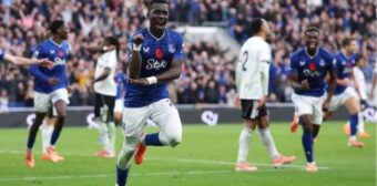 Người chơi phân tích kỹ lưỡng các tình huống trên sân cỏ