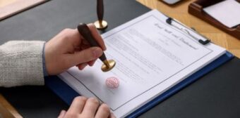 Tổ chức cấp phép và các tiêu chí kiểm duyệt khắt khe