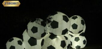 Người hâm mộ theo dõi tỷ số trận đấu trực tuyến