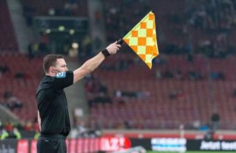 Trọng tài phất cờ thổi phạt việt vị