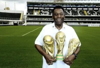 Pelé và chiếc cúp vàng World Cup – biểu tượng của sự thống trị tuyệt đối với 3 lần đăng quang lịch sử.