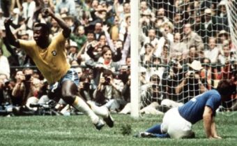 Khoảnh khắc Pelé ghi bàn thắng thứ 1.000 trong sự nghiệp, một cột mốc vô tiền khoáng hậu của "Vua bóng đá".