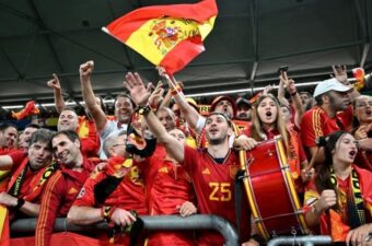 Sự cổ vũ cuồng nhiệt của các cổ động viên là điểm tựa lớn nhất cho La Roja