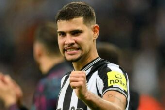 Staveley rời Newcastle, Arsenal vỡ mộng mua Guimaraes giá rẻ