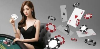 Người dùng tìm hiểu giao diện trò chơi bài trên điện thoại