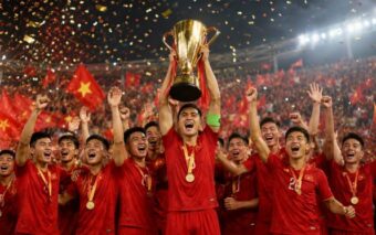 Đội tuyển Việt Nam ăn mừng chức vô địch AFF Cup trong bầu không khí rực lửa của người hâm mộ trên khán đài